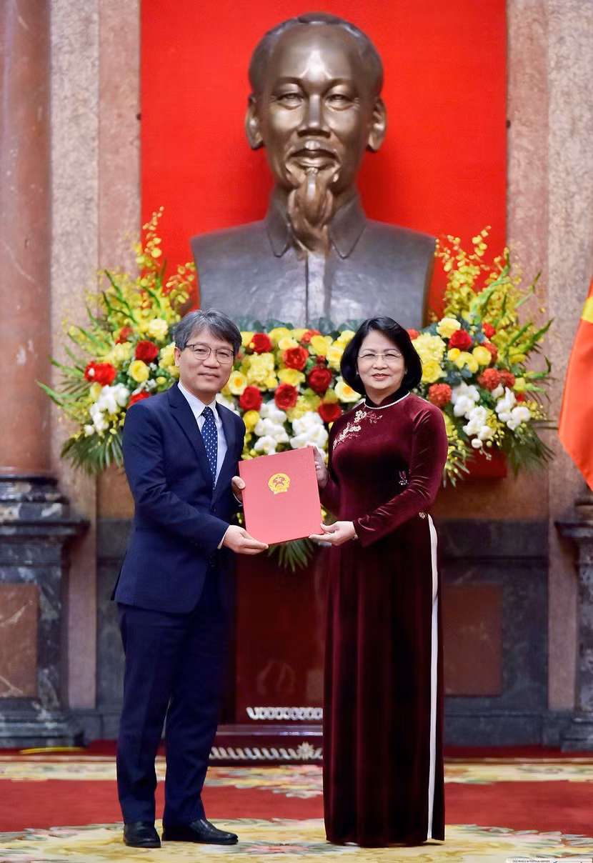 Những gương mặt Đại sứ mới của Việt Nam vừa được Chủ tịch nước bổ nhiệm ảnh 18
