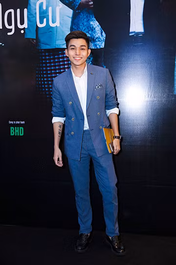 Trường Giang - Nhã Phương mặc đồ đôi đi xem phim "Đảo của dân ngụ cư" ảnh 16