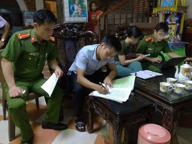 Lực lượng công an lập biên bản thu giữ số thực phẩm bẩn để xử lý