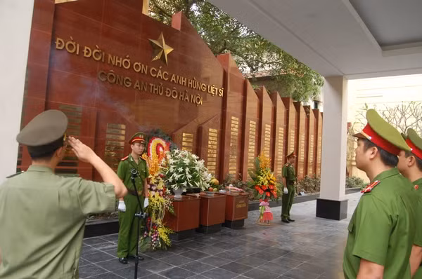 Tri ân công ơn của các Anh hùng liệt sỹ Công an Thủ đô ảnh 1