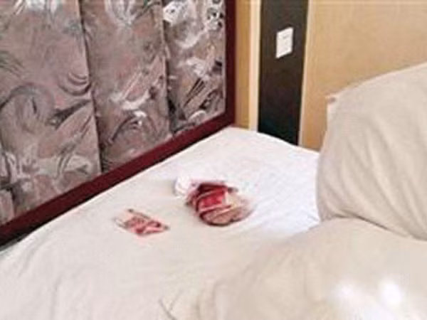 Thuê phòng nghỉ, nhặt được tiền dưới gối ảnh 1