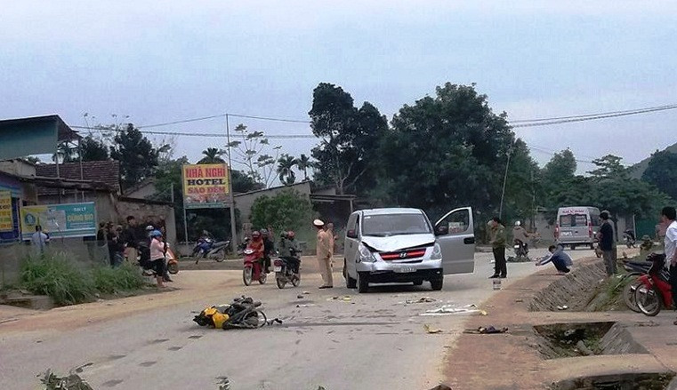 Va chạm với ô tô, hai người đàn ông đi xe máy thương vong ảnh 1