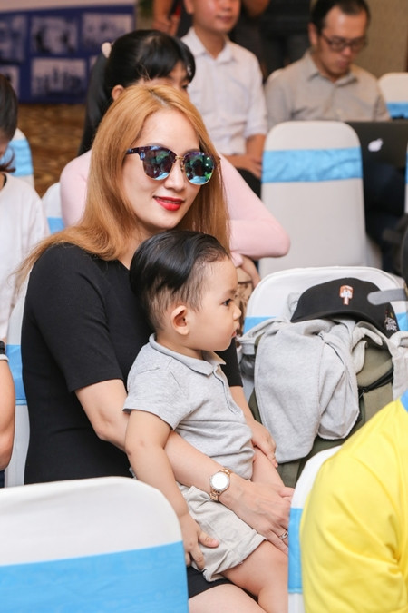 Khánh Thy - Phan Hiển bế quý tử đi ủng hộ chạy bộ từ thiện ảnh 2