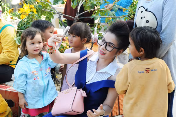 Hoa hậu Lê Thanh Thúy giản dị đi làm từ thiện ảnh 6