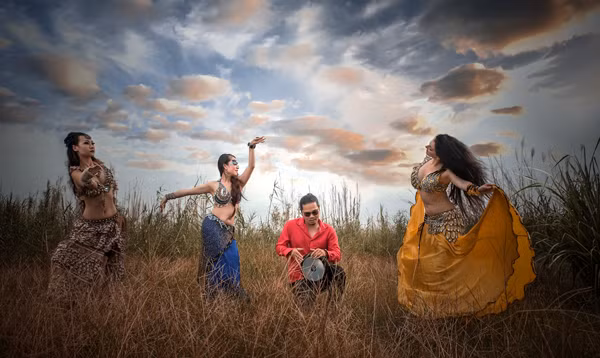 Mãn nhãn với màn bellydance nóng bỏng trên đồng quê ảnh 9