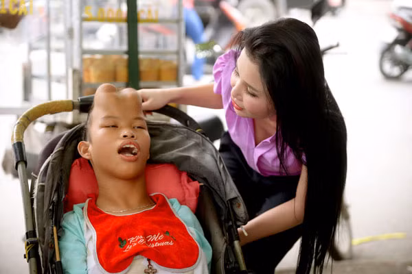 Người đẹp Janny Thủy Trần mướt mồ hôi trao cơm từ thiện ảnh 1