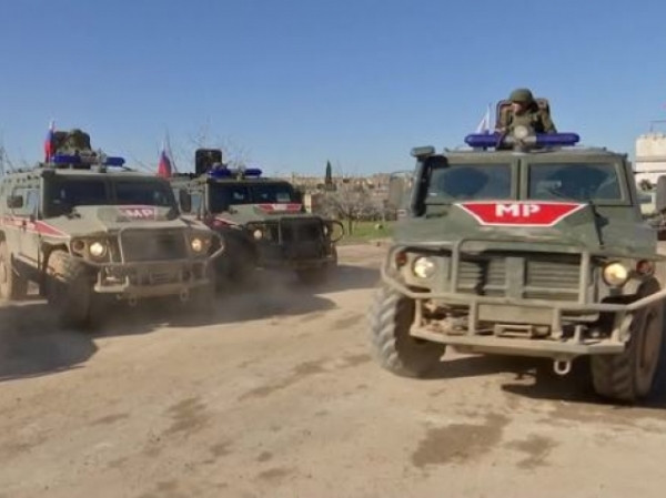 Lính Mỹ lại chặn đoàn xe quân sự Nga ở Syria ảnh 1 Lính Mỹ lại chặn đoàn xe quân sự Nga ở Syria ảnh 1