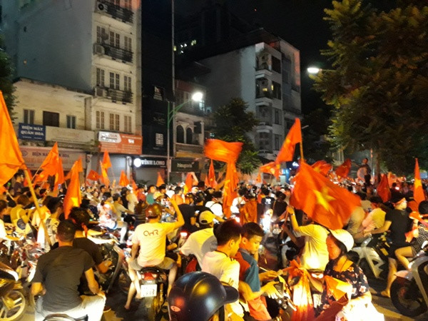 Lực lượng Công an đêm trắng giữ bình yên để người hâm mộ ăn mừng chiến thắng ảnh 2 Lực lượng Công an đêm trắng giữ bình yên để người hâm mộ ăn mừng chiến thắng ảnh 2