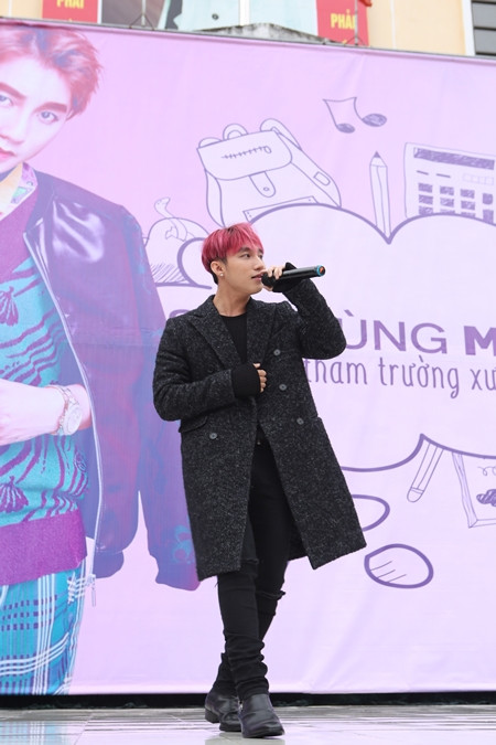 Sơn Tùng M-TP về thăm mái trường phổ thông tại Thái Bình ảnh 1 Sơn Tùng M-TP về thăm mái trường phổ thông tại Thái Bình ảnh 1