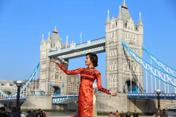 Á hậu Huyền My mang vẻ đẹp thiếu nữ Hà thành tới London ảnh 1
