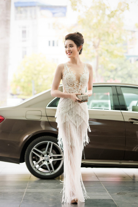 Diện váy xuyên thấu, Á hậu Huyền My khoe vòng một quyến rũ ảnh 2 Diện váy xuyên thấu, Á hậu Huyền My khoe vòng một quyến rũ ảnh 2