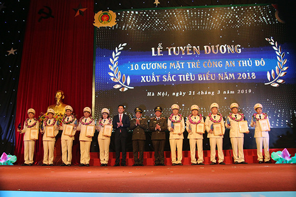 Tuyên dương 10 gương mặt trẻ CATP: Khắc họa sinh động người chiến sỹ Công an Thủ đô bản lĩnh, nhân văn, vì nhân dân phục vụ ảnh 5