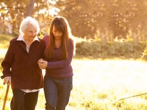 Thừa vitamin D, người già dễ bị té ngã ảnh 1