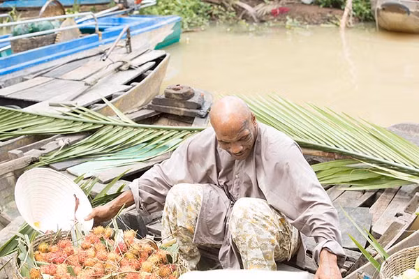 Mike Tyson đội nón lá, mặc áo bà ba bán trái cây ở chợ nước nổi ảnh 4 Mike Tyson đội nón lá, mặc áo bà ba bán trái cây ở chợ nước nổi ảnh 4