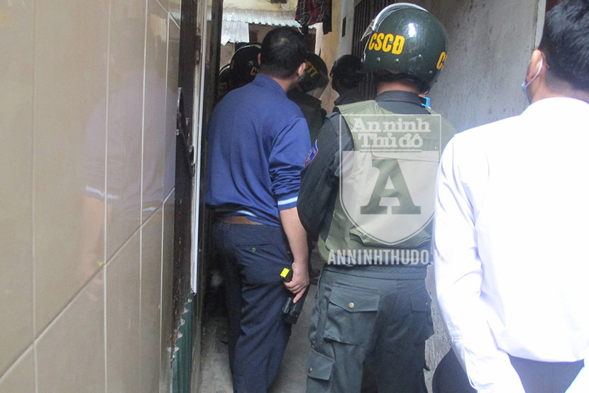 [CLIP] Tận mắt chứng kiến Cảnh sát đặc nhiệm quyết liệt khống chế kẻ ngáo đá cố thủ ảnh 2