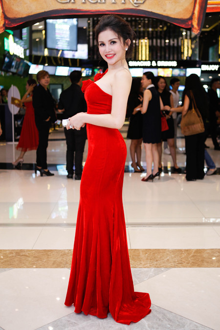 Janny Thủy Trần diện đầm khoe vai trần và vòng 1 gợi cảm ảnh 7