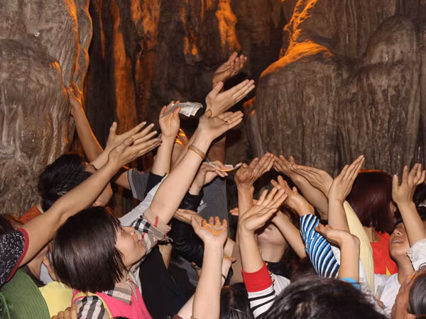 Nhiều du khách vẫn giữ thói quen hứng lộc ảnh 1