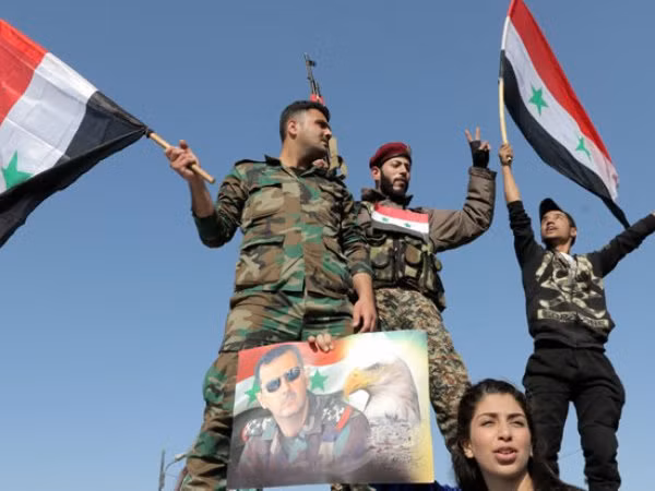 Chặn được 71 quả tên lửa, binh sĩ và người dân Syria đổ ra đường ăn mừng ảnh 1