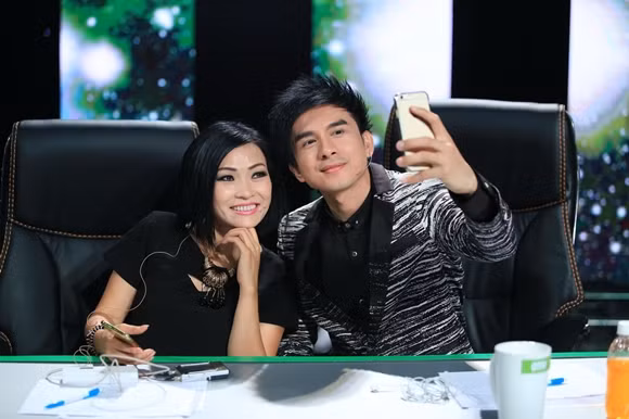 Đan Trường "phá" hình ảnh nghiêm túc, hôn lên má Phương Thanh ảnh 2