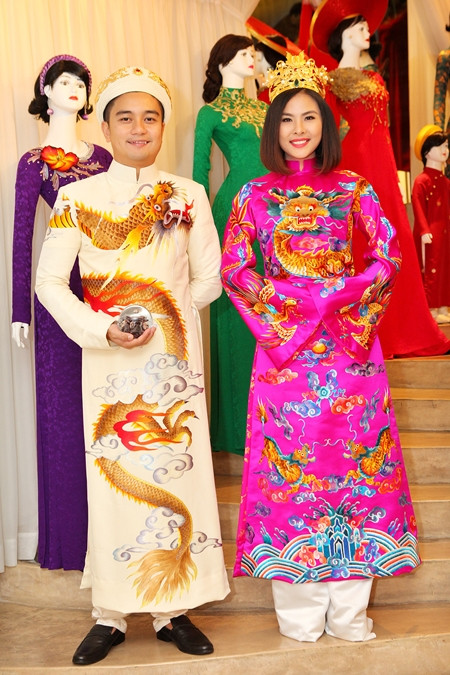 Vân Trang và hôn phu đưa nhau đi thử đồ cưới ảnh 2