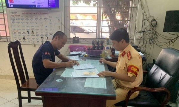 Xử phạt tài xế ô tô không nhường đường cho xe chữa cháy đi làm nhiệm vụ ảnh 1