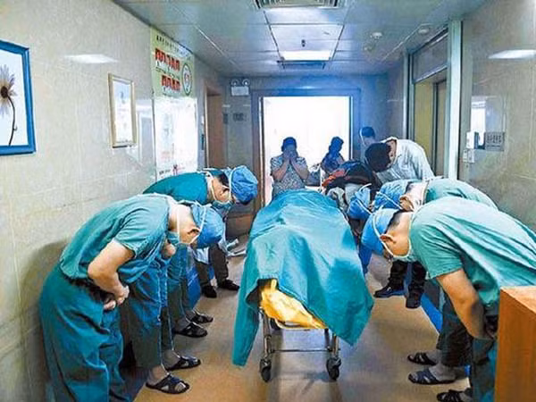 Xúc động giây phút y bác sĩ cúi rạp trước thi thể những em bé hiến nội tạng ảnh 1