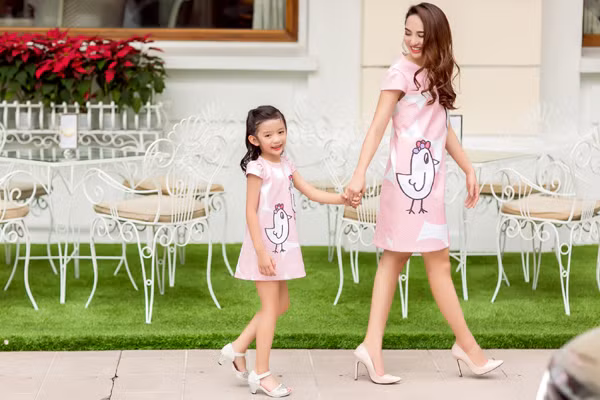 Hoa hậu Ngọc Diễn diện đồ đôi gợi cảm cùng con gái xuống phố ảnh 4