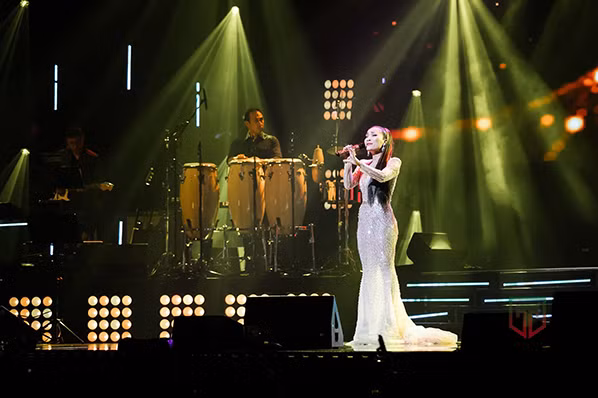 Hồng Ngọc bùng nổ với 4000 khán giả tại liveshow "20 năm tình đời" ảnh 14 Hồng Ngọc bùng nổ với 4000 khán giả tại liveshow "20 năm tình đời" ảnh 14