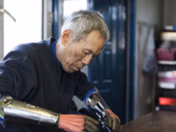 Người đàn ông tự chế tay giả ảnh 1