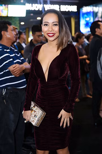 Trường Giang - Nhã Phương mặc đồ đôi đi xem phim "Đảo của dân ngụ cư" ảnh 12