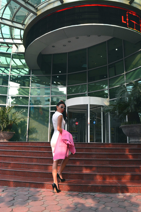 Siêu mẫu Diệu Huyền “thả dáng” trên phố phường Hà Nội ảnh 3