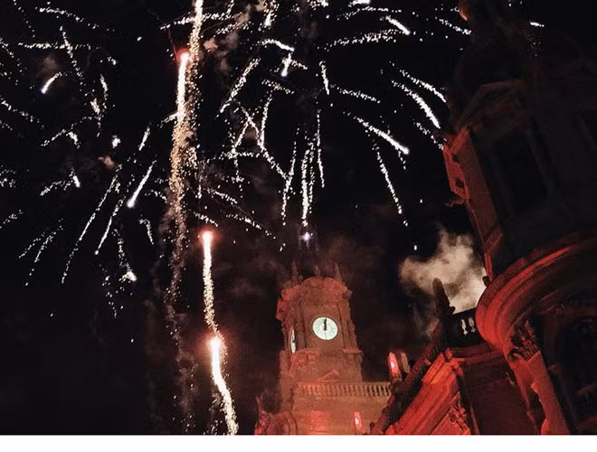 Độc đáo Tây Ban Nha: Đêm giao thừa ăn nho xanh, mặc đồ chíp đỏ để "đỏ" cả năm ảnh 5 Độc đáo Tây Ban Nha: Đêm giao thừa ăn nho xanh, mặc đồ chíp đỏ để "đỏ" cả năm ảnh 5