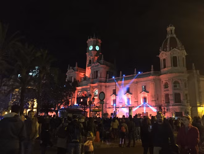 Độc đáo Tây Ban Nha: Đêm giao thừa ăn nho xanh, mặc đồ chíp đỏ để "đỏ" cả năm ảnh 9 Độc đáo Tây Ban Nha: Đêm giao thừa ăn nho xanh, mặc đồ chíp đỏ để "đỏ" cả năm ảnh 9