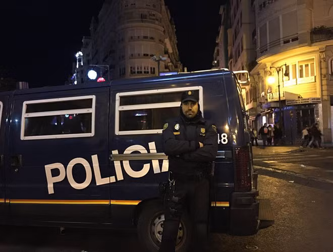 Độc đáo Tây Ban Nha: Đêm giao thừa ăn nho xanh, mặc đồ chíp đỏ để "đỏ" cả năm ảnh 4 Độc đáo Tây Ban Nha: Đêm giao thừa ăn nho xanh, mặc đồ chíp đỏ để "đỏ" cả năm ảnh 4