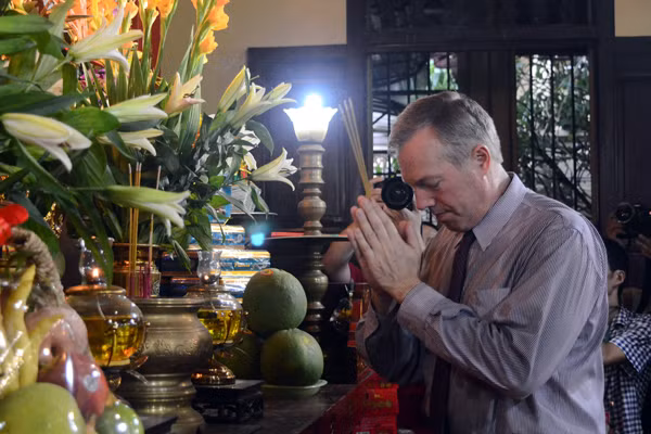 Đại sứ Mỹ tại Việt Nam Ted Osius dự Lễ Vu Lan tại chùa Quán Sứ ảnh 5