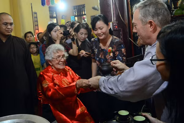 Đại sứ Mỹ tại Việt Nam Ted Osius dự Lễ Vu Lan tại chùa Quán Sứ ảnh 10