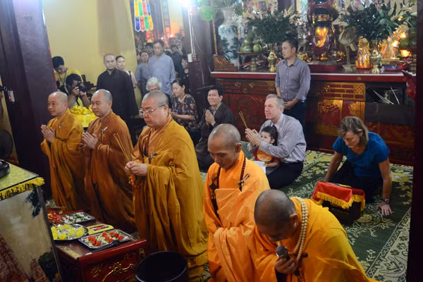 Đại sứ Mỹ tại Việt Nam Ted Osius dự Lễ Vu Lan tại chùa Quán Sứ ảnh 4