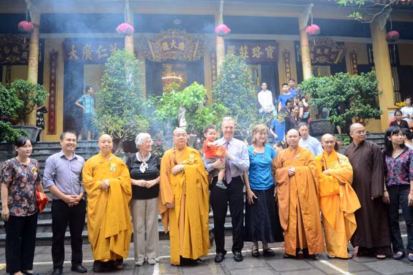 Đại sứ Mỹ tại Việt Nam Ted Osius dự Lễ Vu Lan tại chùa Quán Sứ ảnh 11