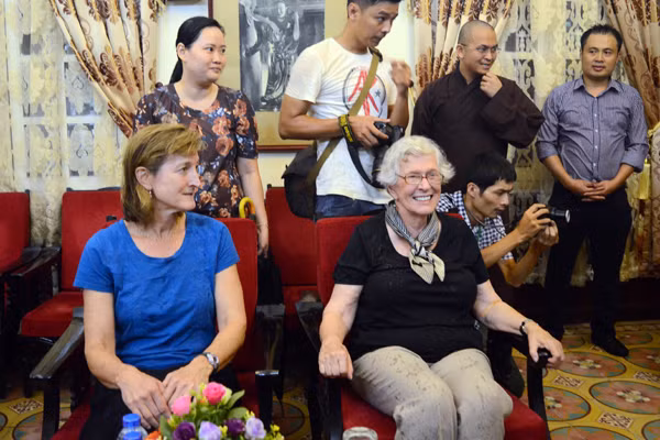 Đại sứ Mỹ tại Việt Nam Ted Osius dự Lễ Vu Lan tại chùa Quán Sứ ảnh 3