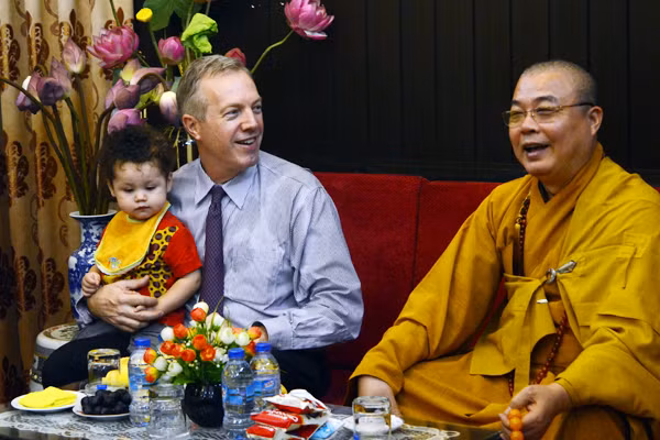 Đại sứ Mỹ tại Việt Nam Ted Osius dự Lễ Vu Lan tại chùa Quán Sứ ảnh 2