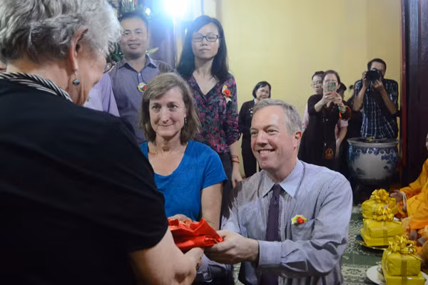 Đại sứ Mỹ tại Việt Nam Ted Osius dự Lễ Vu Lan tại chùa Quán Sứ ảnh 9