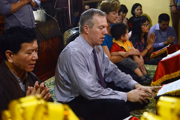 Đại sứ Mỹ tại Việt Nam Ted Osius dự Lễ Vu Lan tại chùa Quán Sứ ảnh 6