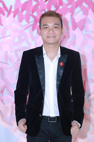 MC Thành Trung rạng rỡ đón dâu bằng xe sang Maybach ảnh 10