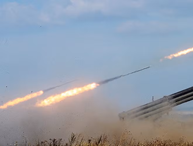 Hệ thống Tornado được giới thiệu lần đầu tiên vào năm 2007 nhằm thay thế các hệ thống tên lửa phóng loạt cũ của Nga như BM-21 Grad, BM-27 Uragan và BM-30 Smerch.