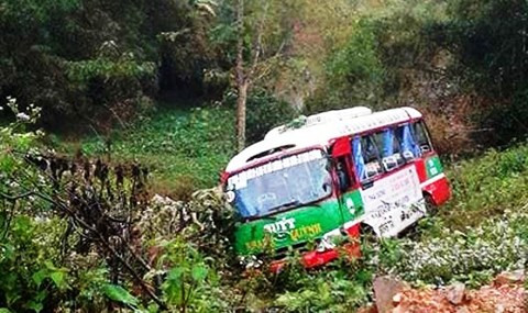 Xe buýt va chạm xe tải, hàng chục hành khách thoát chết ảnh 1