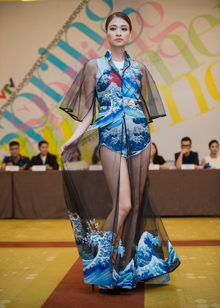 Người mẫu Nguyễn Tú "đốt mắt" khán giả với trang phục "kín trên hở dưới" ảnh 5