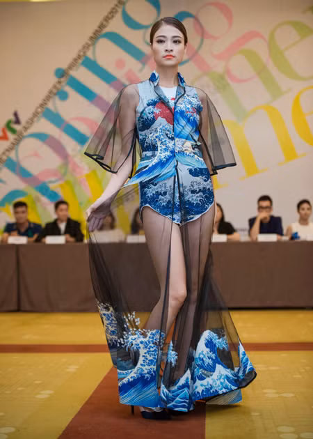 Người mẫu Nguyễn Tú "đốt mắt" khán giả với trang phục "kín trên hở dưới" ảnh 5