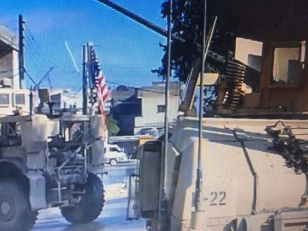 Lính Syria ở Manbij nhất quyết không gỡ cờ xuống theo đề nghị của Mỹ ảnh 1