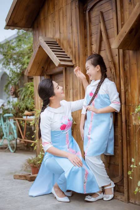 Hoa hậu Ngọc Hân diện áo dài đôi cùng "con gái nuôi" ảnh 6
