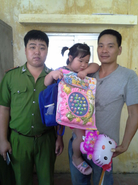Cảnh sát bảo vệ đưa bé 4 tuổi về với gia đình ảnh 1